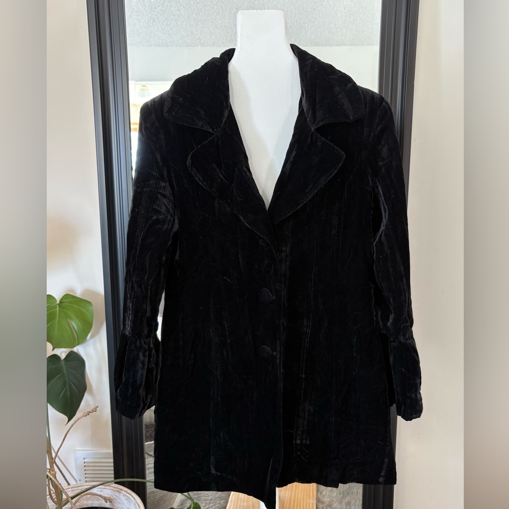 MAESTRO Women’s Black Velvet Long Sleeve Jacket